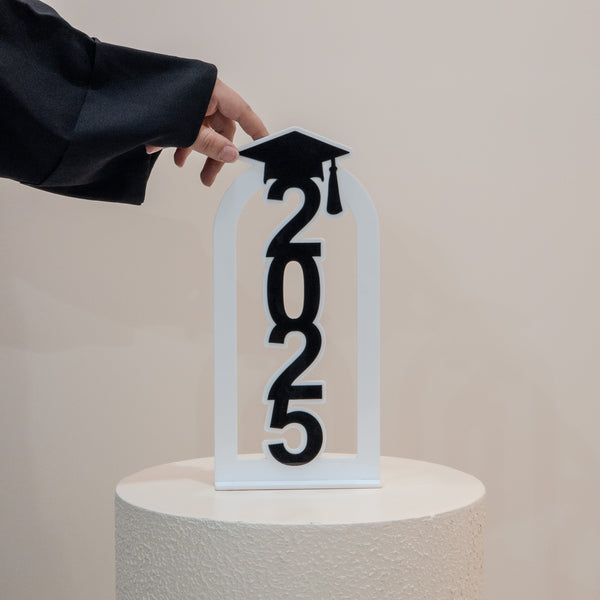لوحة تخرج بتصميم 2025