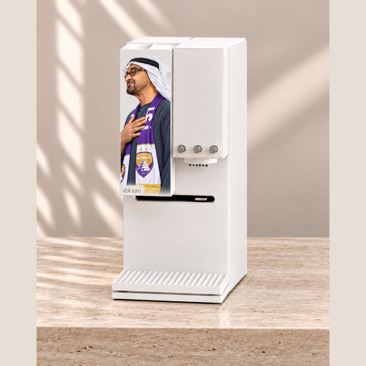 فخر العين — بورتريه بوشاح نادي العين البنفسجي مع يد على الصدر؛ محاكاة رئيسية على واجهة xBloom Studio. الملصق فقط، الماكينة غير مشمولة.